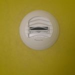 bouche d'extraction d'une vmc dans une salle de bain