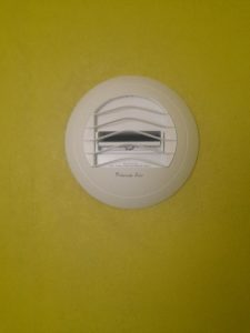 bouche d'extraction d'une vmc dans une salle de bain