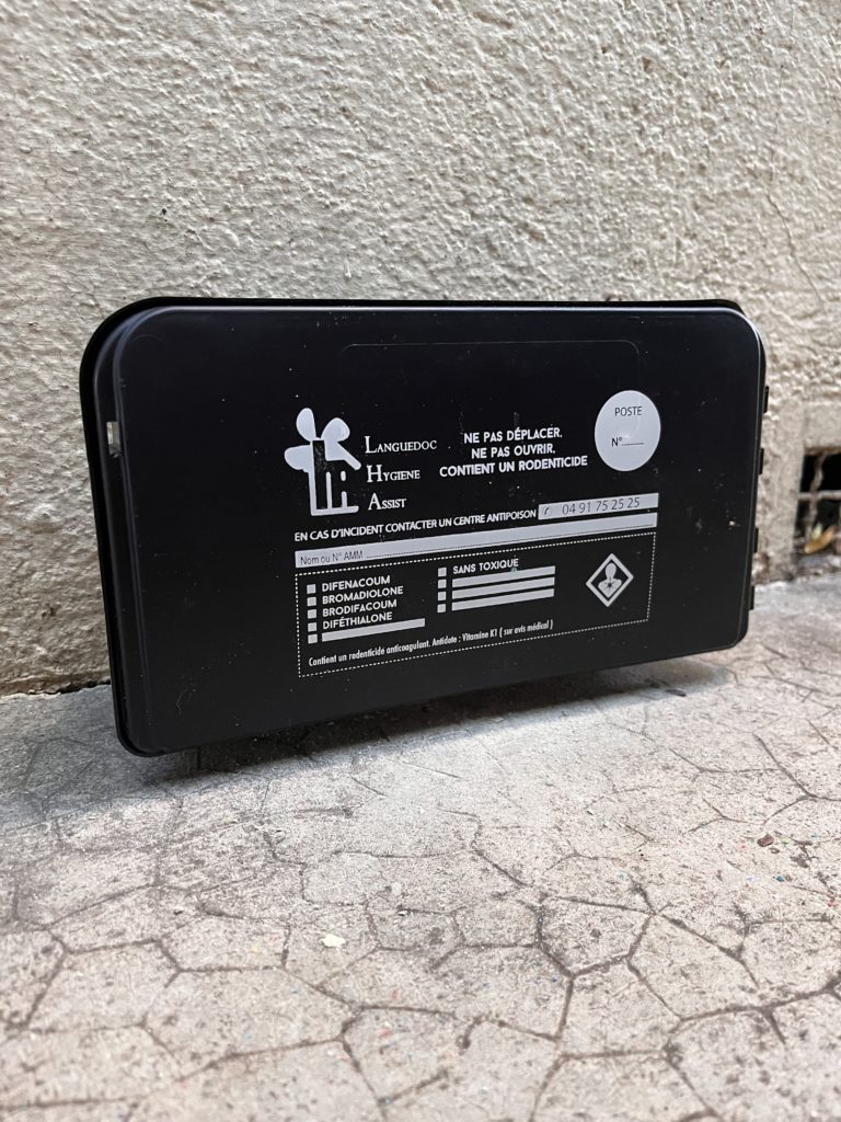 Poste de dératisation fermé, fixé au mur, contenant les appâts des rats
