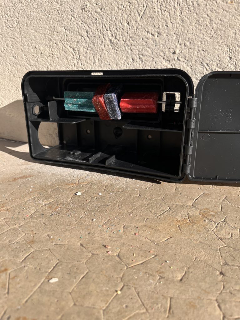 Poste sécurisé de dératisation contenant des appâts afin de lutter contre les rats