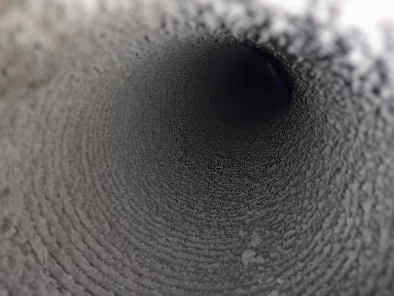 Conduit de ventilation encrassé par la poussière