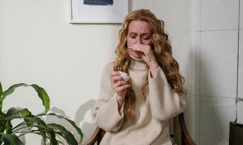 femme qui se mouche nuisibles et allergies